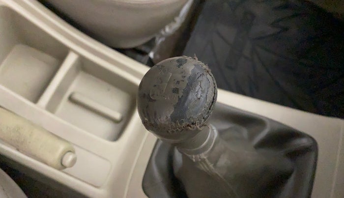 2013 Toyota Innova 2.5 VX 7 STR, Diesel, Manual, 79,391 km, Gear lever - Knob cover torn
