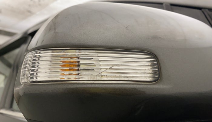 2013 Toyota Innova 2.5 VX 7 STR, Diesel, Manual, 79,391 km, Right rear-view mirror - Indicator light has minor damage