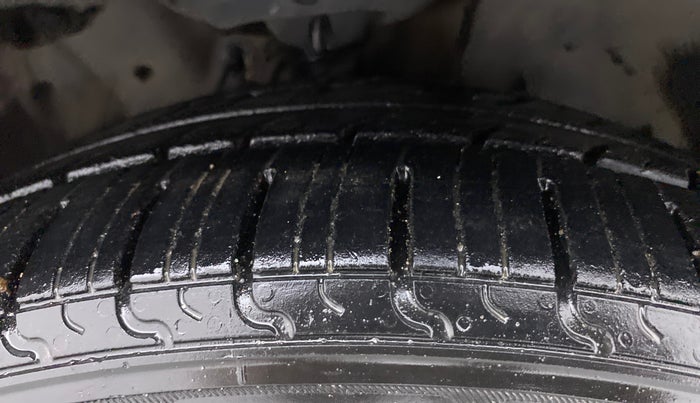 2015 Honda City 1.5L I-VTEC V MT, Petrol, Manual, 1,01,176 km, Right Front Tyre Tread