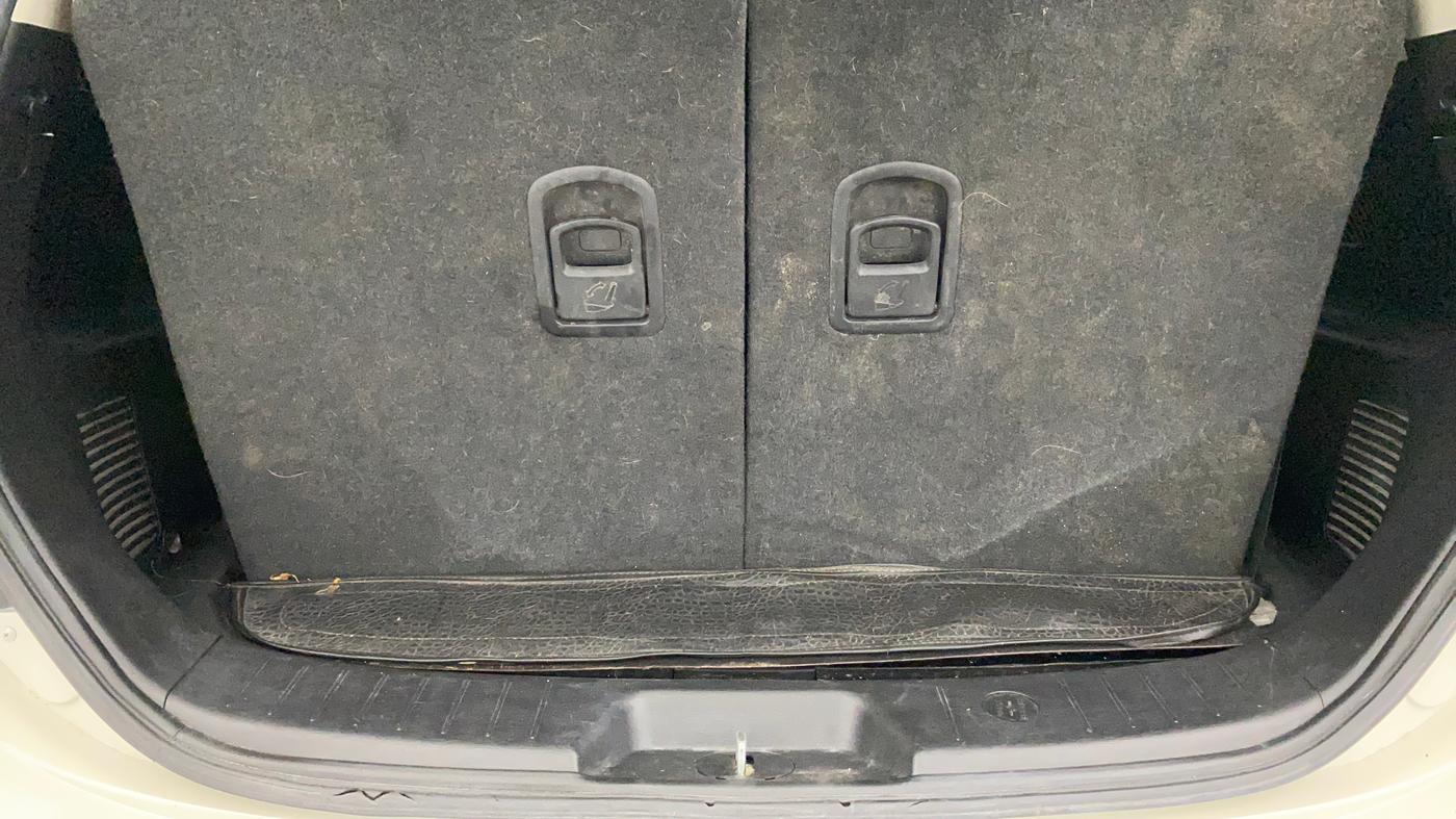 2020 Mahindra XUV500 W9, Diesel, Manual, 40,716 km, Boot Inside