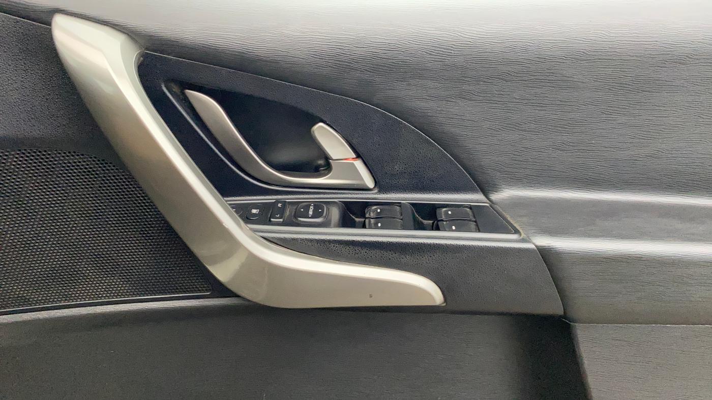 2020 Mahindra XUV500 W9, Diesel, Manual, 40,716 km, Driver Side Door Panels Control