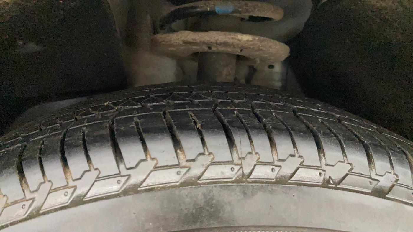 2020 Mahindra XUV500 W9, Diesel, Manual, 40,716 km, Left Front Tyre Tread