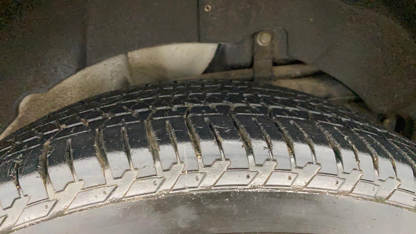2020 Mahindra XUV500 W9, Diesel, Manual, 40,716 km, Left Rear Tyre Tread