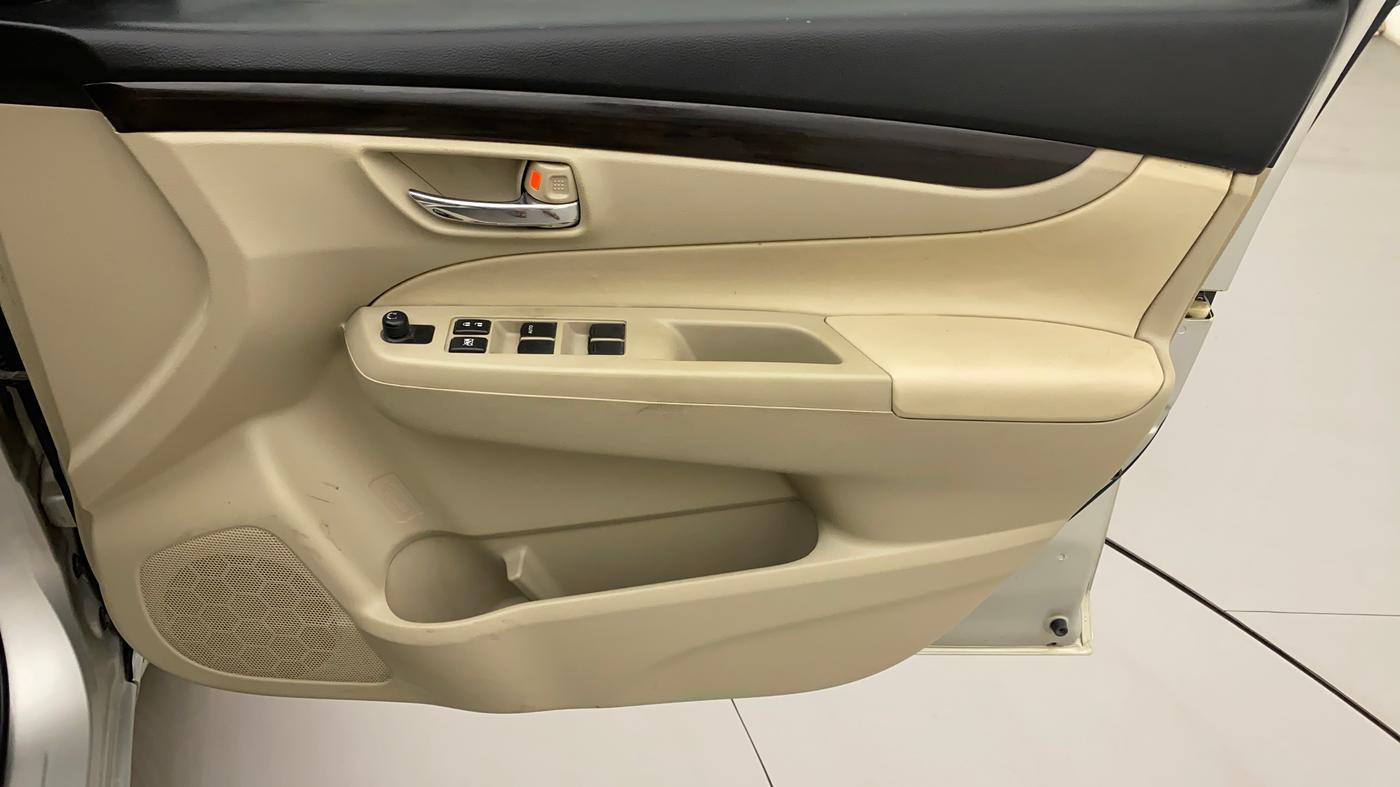 2017 Maruti Ciaz DELTA 1.4 MT PETROL, Petrol, Manual, 1,03,104 km, Driver Side Door Panels Control