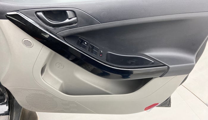 2019 Tata NEXON KRAZ MT PETROL, Petrol, Manual, 28,070 km, Driver Side Door Panels Control