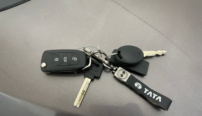 2017 Tata Tiago XT PETROL, CNG, Manual, 93,663 km, Key Close Up