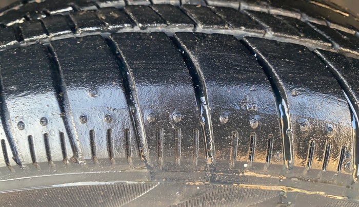 2014 Honda Brio S MT, Petrol, Manual, 67,523 km, Left Front Tyre Tread