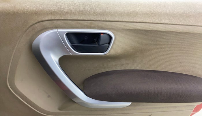 2015 Mahindra TUV300 T8, Diesel, Manual, 88,311 km, Driver Side Door Panels Control