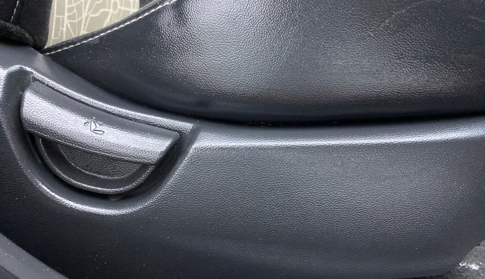 2017 Hyundai Grand i10 Sportz(O) 1.2 MT, Petrol, Manual, 41,492 km, Driver Side Adjustment Panel