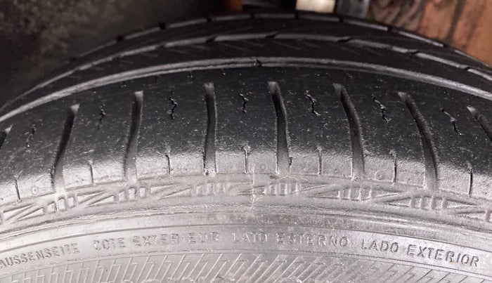 2017 Volkswagen Polo COMFORTLINE 1.2L PETROL, Petrol, Manual, 82,317 km, Left Front Tyre Tread