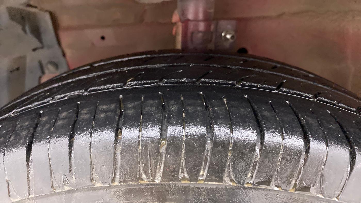2015 Maruti Swift VXI, Petrol, Manual, 1,10,410 km, Left Front Tyre Tread