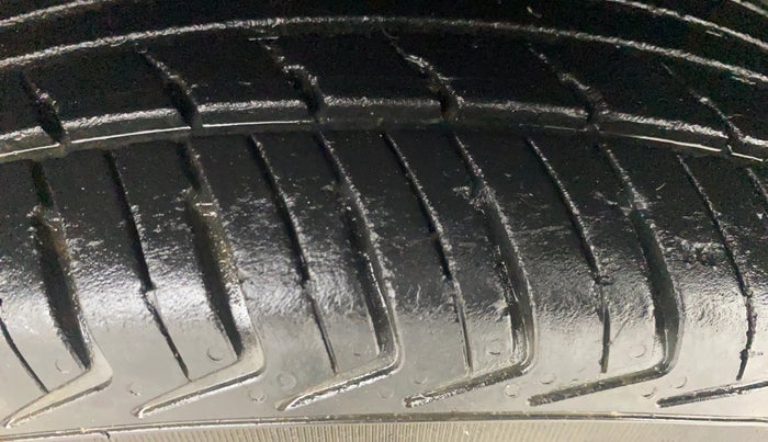 2016 Renault Kwid RXT 1.0 AMT, Petrol, Automatic, 52,846 km, Left Rear Tyre Tread