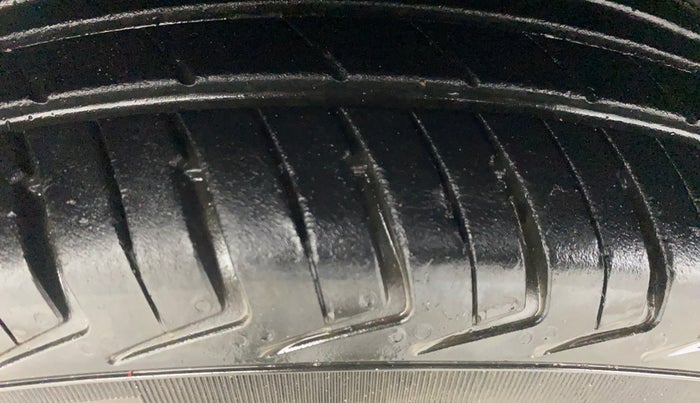 2016 Renault Kwid RXT 1.0 AMT, Petrol, Automatic, 52,846 km, Right Rear Tyre Tread