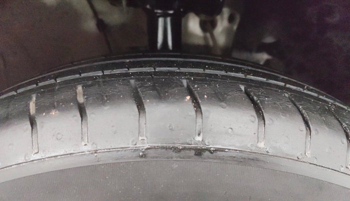 2023 KIA CARENS PREMIUM 1.5 PETROL 7 STR, Petrol, Manual, 16,676 km, Right Front Tyre Tread