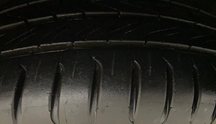 2015 Hyundai Elite i20 ASTA 1.2, Petrol, Manual, 1,27,892 km, Left Front Tyre Tread