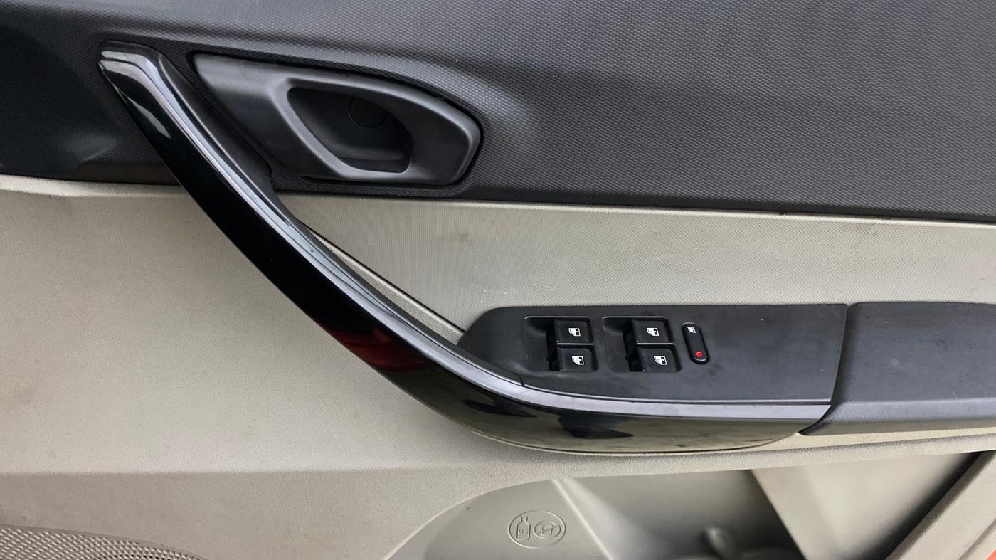 2017 Tata Tiago WIZZ EDITION PETROL, Petrol, Manual, 29,362 km, Driver Side Door Panels Control
