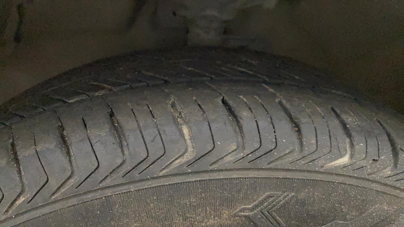 2016 Maruti Celerio ZXI, CNG, Manual, 71,491 km, Left Front Tyre Tread