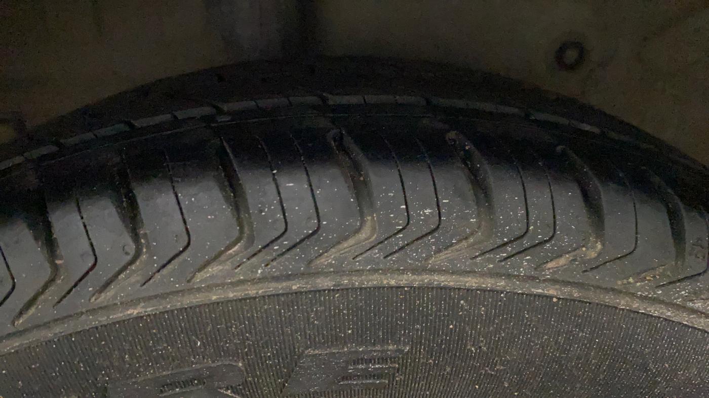 2016 Maruti Celerio ZXI, CNG, Manual, 71,491 km, Right Rear Tyre Tread
