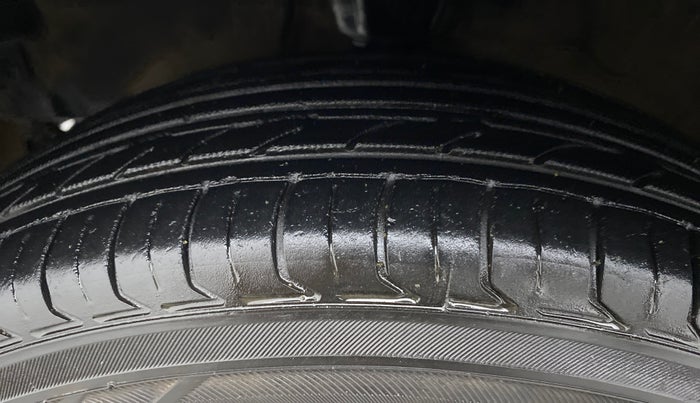 2015 Hyundai i10 SPORTZ 1.1, CNG, Manual, 76,174 km, Left Front Tyre Tread