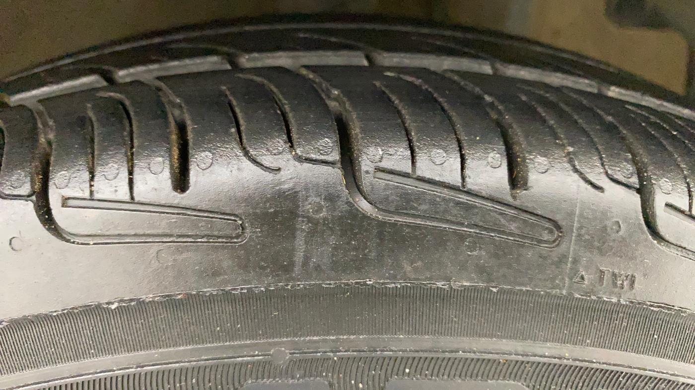 2012 Hyundai Eon D-LITE+, Petrol, Manual, 1,23,598 km, Right Front Tyre Tread