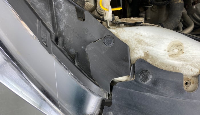 2021 Tata Tiago XE 1.2 REVOTRON, Petrol, Manual, 20,241 km, Right headlight - Clamp has minor damage
