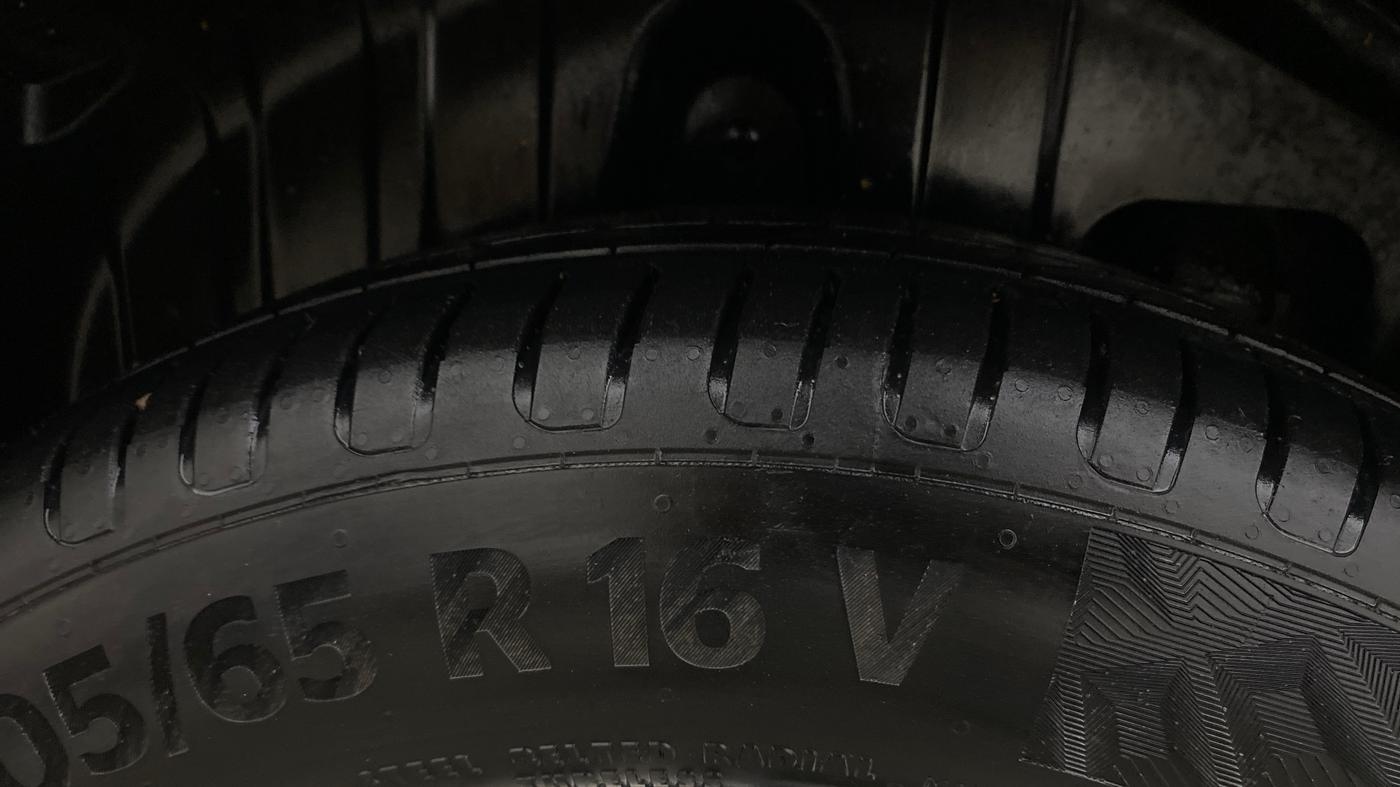 2022 Mahindra XUV300 W8 (O) 1.2 PETROL AMT, Petrol, Automatic, 1,19,785 km, Right Rear Tyre Tread