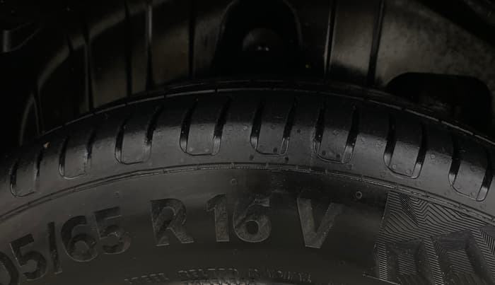 2022 Mahindra XUV300 W8 (O) 1.2 PETROL AMT, Petrol, Automatic, 1,19,785 km, Right Rear Tyre Tread
