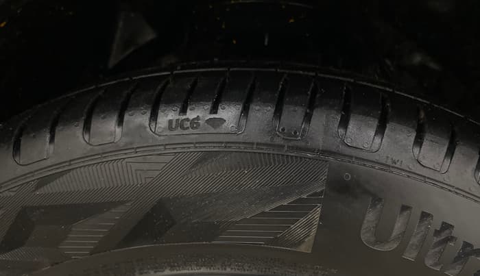 2022 Mahindra XUV300 W8 (O) 1.2 PETROL AMT, Petrol, Automatic, 1,19,785 km, Right Front Tyre Tread