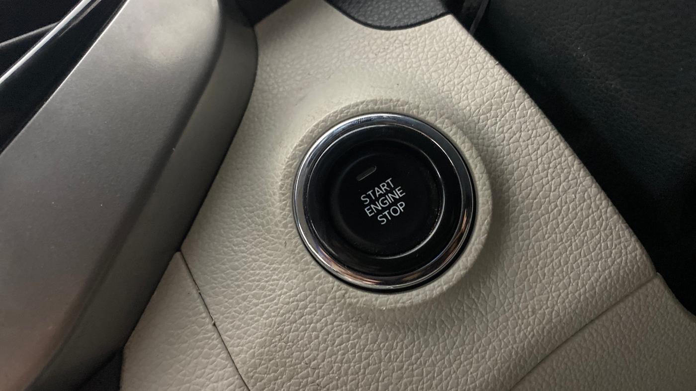 2022 Mahindra XUV300 W8 (O) 1.2 PETROL AMT, Petrol, Automatic, 1,19,785 km, Keyless Start/ Stop Button