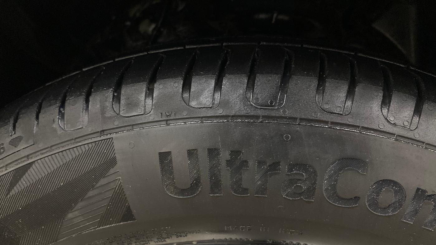2022 Mahindra XUV300 W8 (O) 1.2 PETROL AMT, Petrol, Automatic, 1,19,785 km, Left Front Tyre Tread
