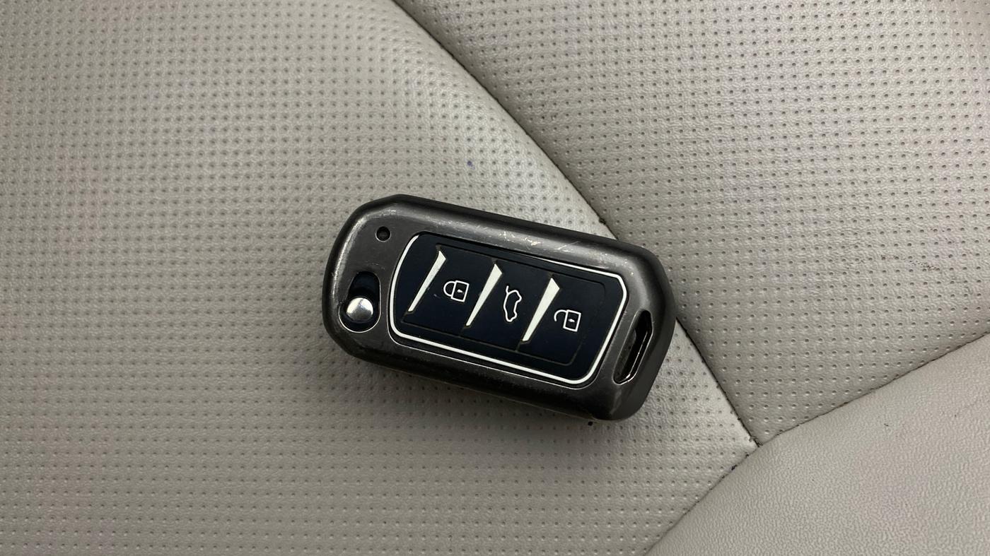 2022 Mahindra XUV300 W8 (O) 1.2 PETROL AMT, Petrol, Automatic, 1,19,785 km, Key Close Up