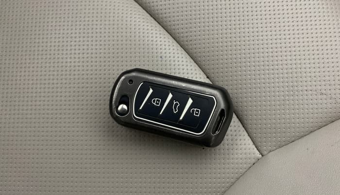 2022 Mahindra XUV300 W8 (O) 1.2 PETROL AMT, Petrol, Automatic, 1,19,785 km, Key Close Up