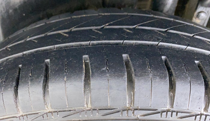 2014 Maruti Swift VXI D, Petrol, Manual, 91,116 km, Left Rear Tyre Tread