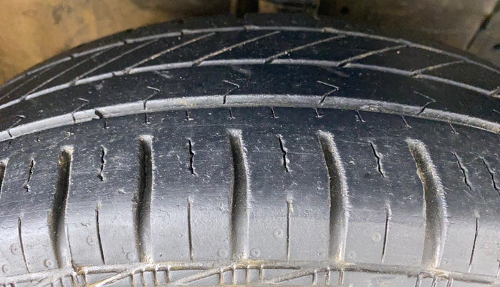 2014 Maruti Swift VXI D, Petrol, Manual, 91,116 km, Right Front Tyre Tread