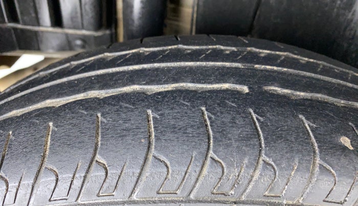 2014 Maruti Swift VXI D, Petrol, Manual, 91,116 km, Right Rear Tyre Tread