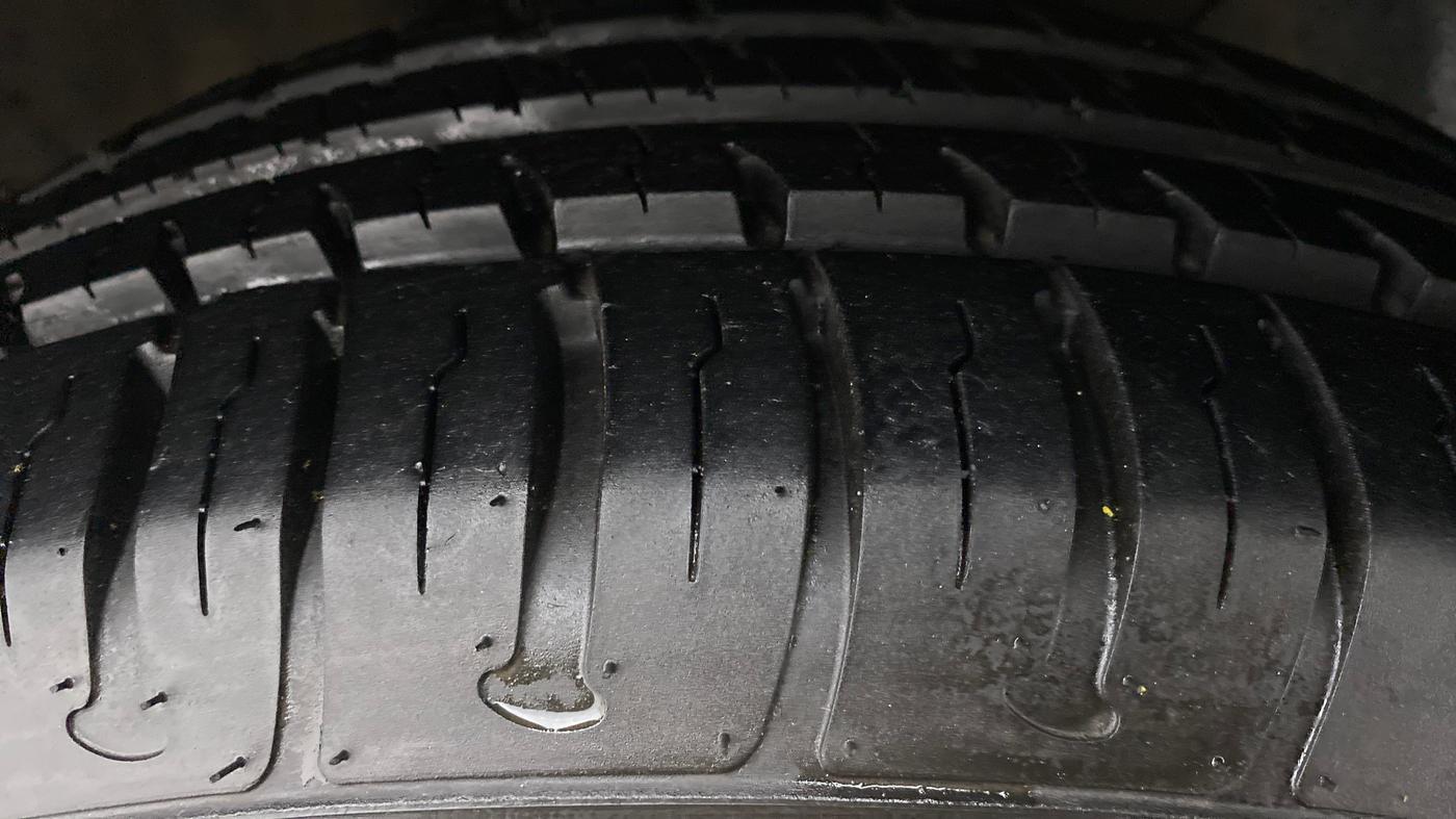 2017 Hyundai Elite i20 MAGNA 1.4 AT, Petrol, Automatic, 70,894 km, Right Front Tyre Tread