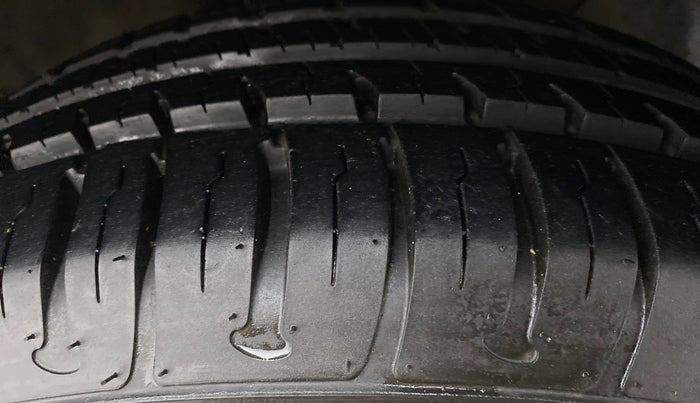 2017 Hyundai Elite i20 MAGNA 1.4 AT, Petrol, Automatic, 70,894 km, Right Front Tyre Tread