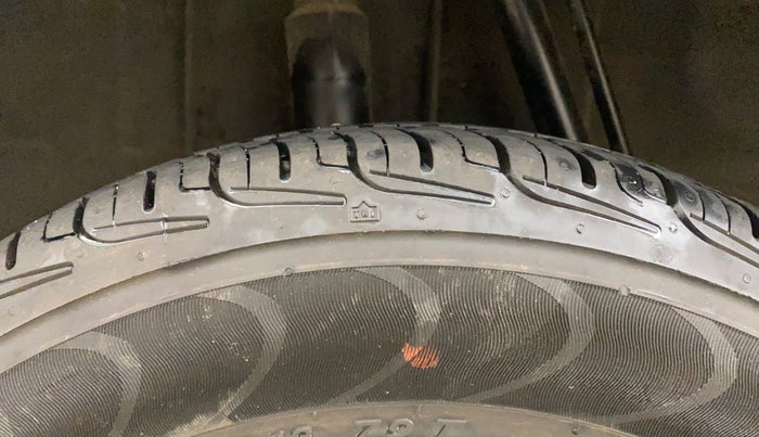 2016 Renault Kwid RXT 1.0 AMT, Petrol, Automatic, 75,000 km, Right Rear Tyre Tread