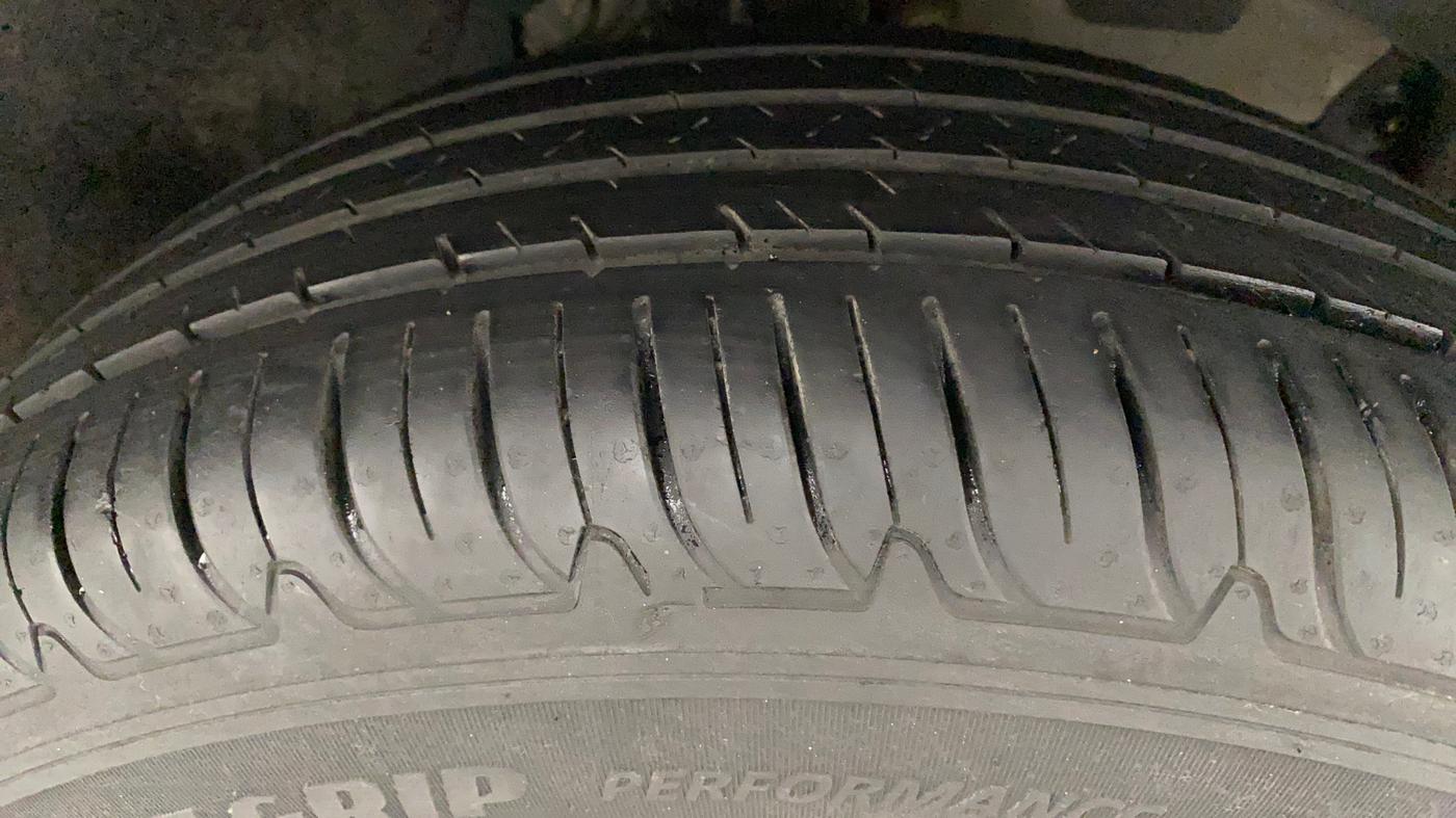 2018 Renault Duster RXS CVT, Petrol, Automatic, 21,959 km, Right Front Tyre Tread