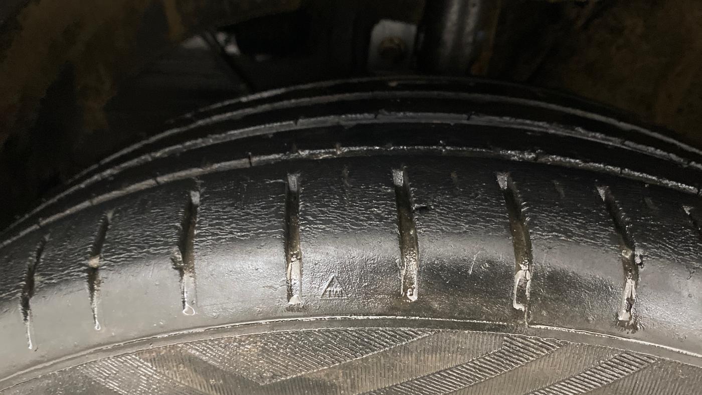 2023 Toyota Glanza V AMT, Petrol, Automatic, 39,958 km, Left Front Tyre Tread