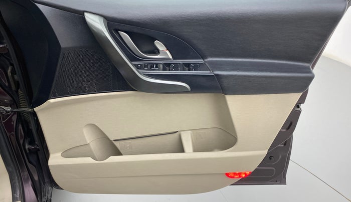 2018 Mahindra XUV500 W10, Diesel, Manual, 70,384 km, Driver Side Door Panels Control