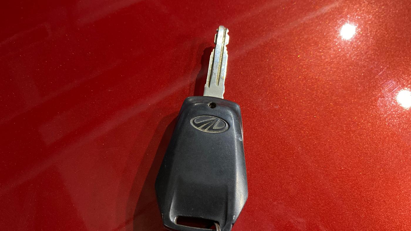 2016 Mahindra Kuv100 K8 D 6 STR, Diesel, Manual, 50,039 km, Key Close Up