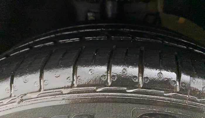 2022 Volkswagen Vento HIGHLINE PLUS 1.0L TSI AT, Petrol, Automatic, 23,943 km, Left Front Tyre Tread