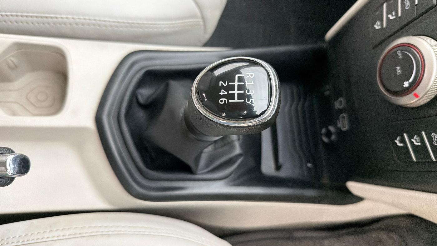 2019 Mahindra XUV300 W6 1.2 PETROL, Petrol, Manual, 78,347 km, Gear Lever