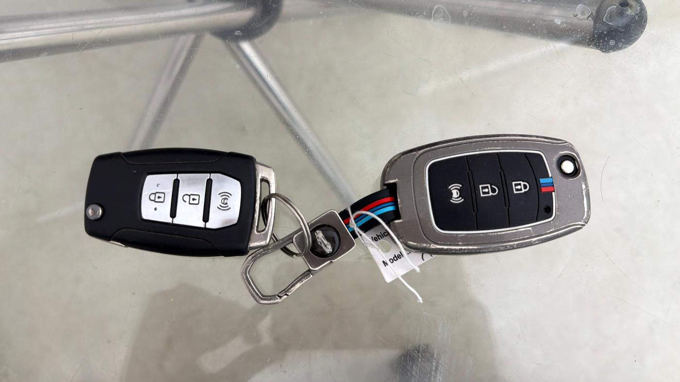 2019 Mahindra XUV300 W6 1.2 PETROL, Petrol, Manual, 78,347 km, Key Close Up