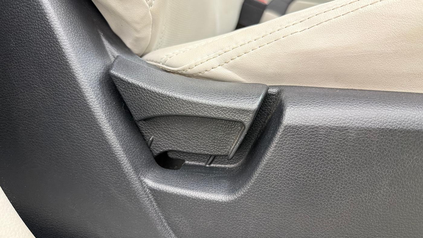 2019 Mahindra XUV300 W6 1.2 PETROL, Petrol, Manual, 78,347 km, Driver Side Adjustment Panel