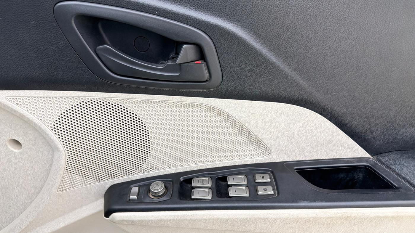 2019 Mahindra XUV300 W6 1.2 PETROL, Petrol, Manual, 78,347 km, Driver Side Door Panels Control