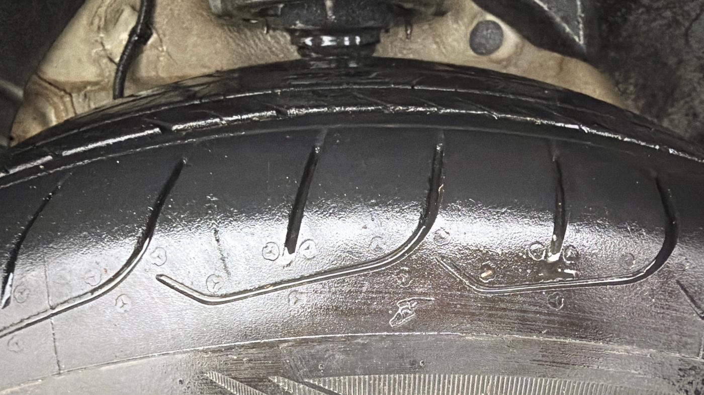 2019 Mahindra XUV300 W6 1.2 PETROL, Petrol, Manual, 78,347 km, Left Front Tyre Tread