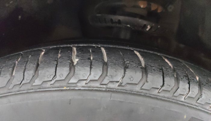 2017 Volkswagen Ameo HIGHLINE1.5L, Diesel, Manual, 86,048 km, Left Front Tyre Tread