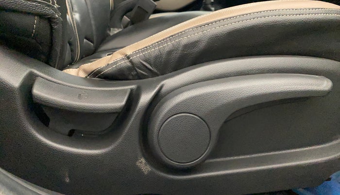 2020 Hyundai Elite i20 SPORTZ PLUS 1.2 DUAL TONE, Petrol, Manual, 27,176 km, Driver Side Adjustment Panel